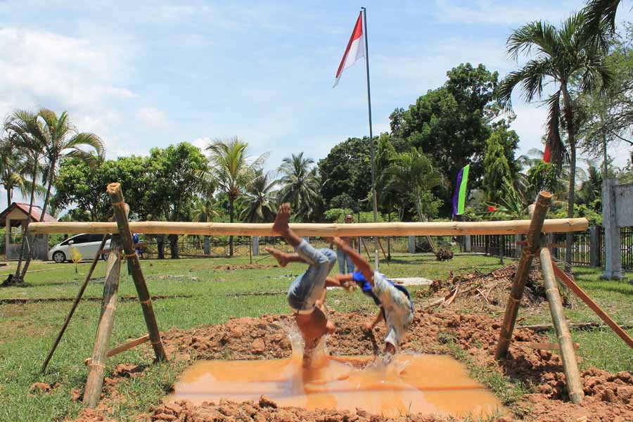 Warga myanmar berlatih permainan pukul bantal di atas air. @Irman I. Pangeran/atjehpost.co